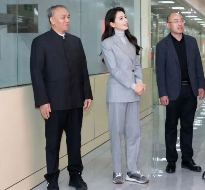 身标准的干部风简直绝了不入编都可惜了！AG真人平台app刘涛也太正点了吧！一(图3)