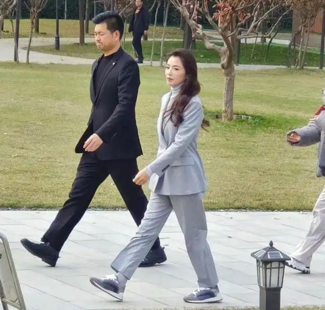 身标准的干部风简直绝了不入编都可惜了！AG真人平台app刘涛也太正点了吧！一(图2)